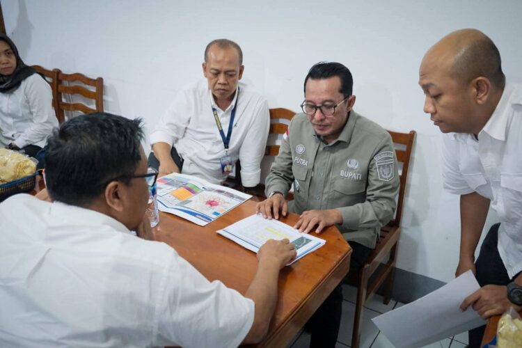 Bupati Tanah Datar Terima Kunjungan Dirjen SDA Kementeria PU 1 PERTEMUAN— Dirjen Sumber Daya Air (SDA) Kementrian PU Dwi Purwantoro, melakukan pertemuan dengan Bupati Tanah Datar Eka Putra di Kota Padangpanjang.