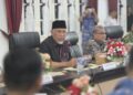 Cuaca Masih Sulit Diprediksi, Gubernur Mahyeldi Imbau Masyarakat Tetap Waspada 11 FGD— Gubernur Sumbar Mahyeldi menyampaikan situasi iklim di Sumbar saat memimpin Focus Group Discussion (FGD) penanganan infrastruktur dan pemenuhan kebutuhan dasar masyarakat pascabencana hidrometeorologi di sejumlah wilayah Sumbar di Auditorium Gubernuran, Senin malam (5/1).