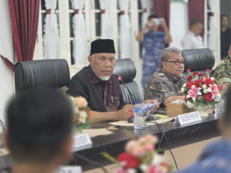 Cuaca Masih Sulit Diprediksi, Gubernur Mahyeldi Imbau Masyarakat Tetap Waspada 1 FGD— Gubernur Sumbar Mahyeldi menyampaikan situasi iklim di Sumbar saat memimpin Focus Group Discussion (FGD) penanganan infrastruktur dan pemenuhan kebutuhan dasar masyarakat pascabencana hidrometeorologi di sejumlah wilayah Sumbar di Auditorium Gubernuran, Senin malam (5/1).