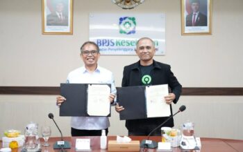 Direktur Kepesertaan BPJS Kesehatan David Bangun bersama Direktur Operasional Gojek Bambang Adi Wirawan usai menandatangani kerjasama