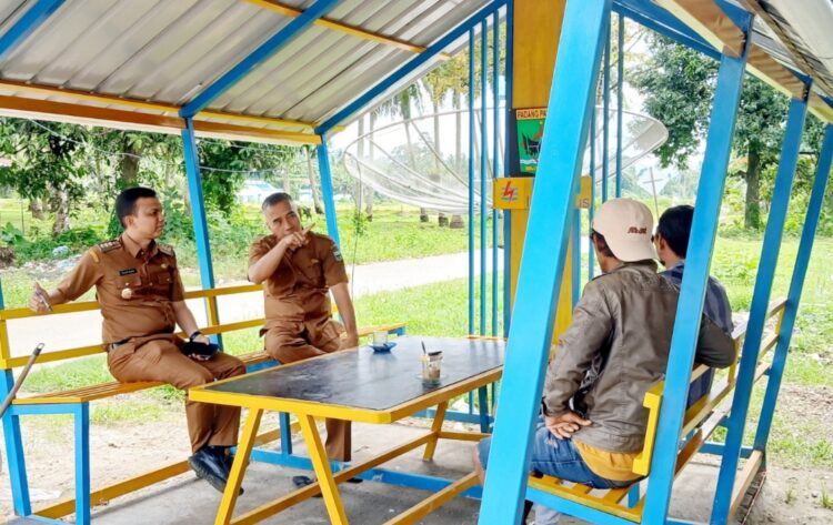 Diskominfo Perkuat Program Bupati dan Wakil Bupati Padangpariaman 1 POJOK INTERNET—Kepala Dinas Komunikasi dan Informatika Kabupaten Padangpariaman, Zahirmann, menjelaskan bahwa Diskominfo telah mengajukan dan melaksanakan fasilitasi penyediaan pojok akses internet .