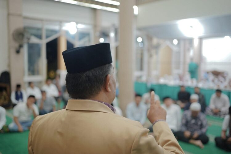 Pergantian Tahun di Kapubaten Solok, Gelar Zikir Bersama dan Tabligh Akbar 1 ZIKIR BERSAMA— Pemerintah Kabupaten Solok menggelar zikir bersama dan tabligh akbar dalam rangka menyambut pergantian tahun 2025 ke 2026. Kegiatan tersebut berlangsung di Masjid Raya Koto Baru, Kecamatan Kubung, Kabupaten Solok.