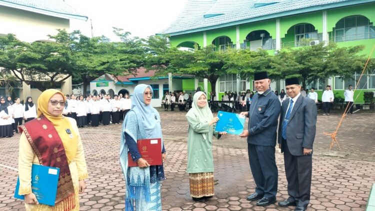 SERAHKAN PENGHARGAAN— Gubernur Sumbar Mahyeldi menyerahkan penghargaan sata upacara peringatan HAB.