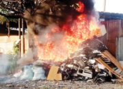 Gudang Barang Rongsokan Hangus Terbakar, Satu Pekerja Terluka, Kerugian Ratusan Juta