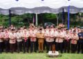 HUT Pramuka ke 64, Kwarcab 0304 Tanah Datar Usung Kolaborasi untuk Membangun Ketahanan Bangsa 7 FOTO BERSAMA— Bupati Tanah Datar Eka Putra foto bersama anggota pramuka Tanahdatar saat peringatan HUT Pramuka ke-64 yang dilaksanakan di lapangan terbuka Sekretariat Pusdiklat Tanah Datar, baru-baru ini.