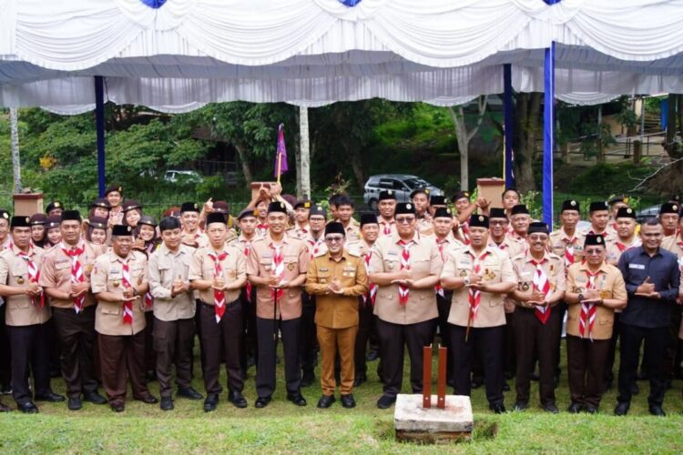 HUT Pramuka ke 64, Kwarcab 0304 Tanah Datar Usung Kolaborasi untuk Membangun Ketahanan Bangsa 1 FOTO BERSAMA— Bupati Tanah Datar Eka Putra foto bersama anggota pramuka Tanahdatar saat peringatan HUT Pramuka ke-64 yang dilaksanakan di lapangan terbuka Sekretariat Pusdiklat Tanah Datar, baru-baru ini.
