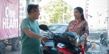 Promo Paket Meriah Honda Baru di Menara Agung, Honda Supra GTR 150Diskon Rp 666 Ribu 9 LAYANI KONSUMEN—Sales marketing PT Menara Agung melayani pelanggan yang melakukan pembelian New Honda Supra GTR.