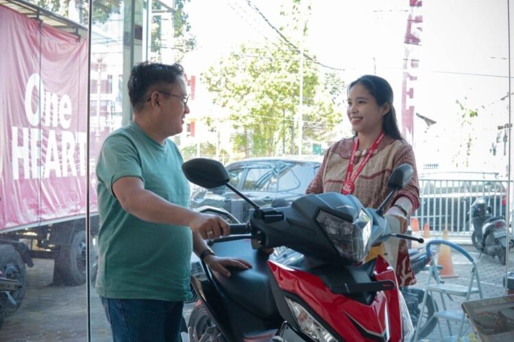 Promo Paket Meriah Honda Baru di Menara Agung, Honda Supra GTR 150Diskon Rp 666 Ribu 1 LAYANI KONSUMEN—Sales marketing PT Menara Agung melayani pelanggan yang melakukan pembelian New Honda Supra GTR.