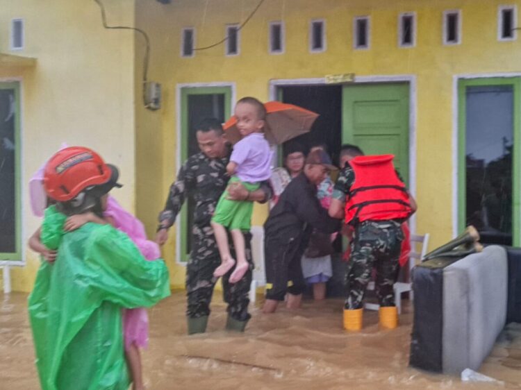 Hujan Lebat Kembali Mengguyur Kota Padang, Personel Lanud SUT Hadir Evakuasi Warga Dadok Tunggul Hitam 1 IMG 20260103 WA0002