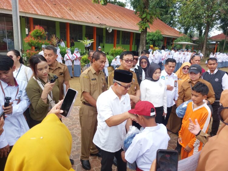 Kunjungi SMAN 12 Padang, Wakil Mendikdasmen Pastikan Sekolah Terdampak Bencana Mulai Pembelajaran Awal Tahun 2026 1 IMG 20260105 WA0005