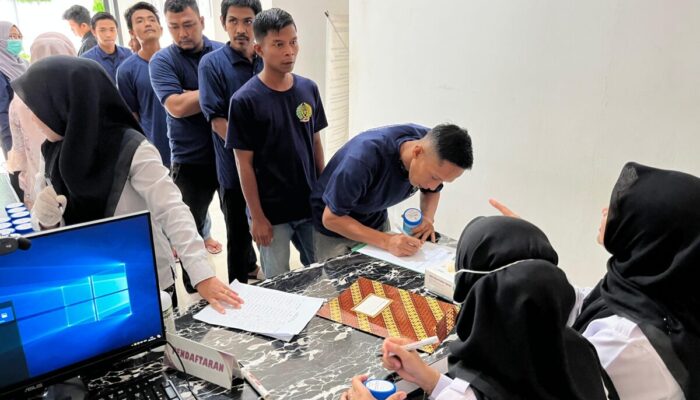 Pastikan Rutan Bersih Narkoba, Petugas dan Warga Binaan Rutan Padang Jalani Tes Urine