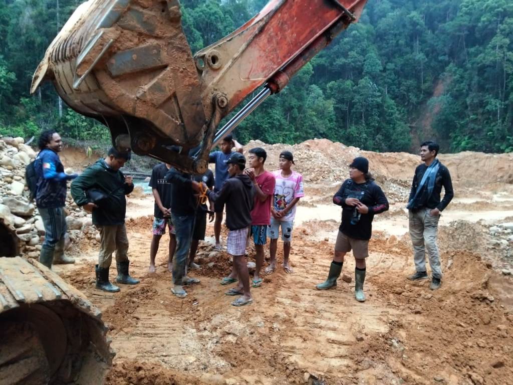 Penggerebekan Tambang Emas Ilegal di Sijunjung, 7 Pelaku Ditangkap, 2 Alat Berat Disita, Modusnya Beroperasi Malam Hari