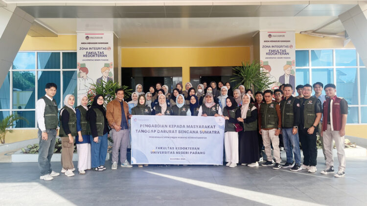 SUMBAR PEDULI 3-IN-1— Tim Pengabdi Fakultas Kedokteran UNP melalui program Sumbar Peduli 3-IN-1 melakukan foto bersama saat melakukan aksi kemanusiaan pada daerah terkena bencana di Sumbar, khususnya di Nagari Sungai Landia dan Sungai Batang, Maninjau, Malalo guna memberikan pelayanan kesehatan terpadu bagi warga terdampak.a