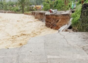 Jalan Menuju Batu Busuk Putus Total, 235 KK Terjebak, BPBD Ingatkan Warga Tingkatkan Kewaspadaan, Jauhi Aliran Sungai