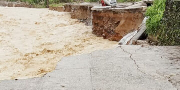 Jalan Menuju Batu Busuk Putus Total, 235 KK Terjebak, BPBD Ingatkan Warga Tingkatkan Kewaspadaan, Jauhi Aliran Sungai 9 PUTUS TOTAL— Akses jalan utama menuju Batu Busuk, Kelurahan Kapalo Koto, Kecamatan Pauh, putus total setelah badan jalan amblas dihantam luapan debit sungai pada Jumat (2/1) dini hari. Peristiwa ini mengakibatkan sedikitnya 235 Kepala Keluarga (KK) terjebak dalam kondisi terisolasi.