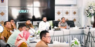 RAKOR PERCEPATAN VALIDASI DATA— Wali Kota Padang, Fadly Amran menghadiri rakor percepatan validasi pendataan kerusakan pascabencana yang dipimpin langsung oleh Menteri Dalam Negeri (Mendagri), Muhammad Tito Karnavian, secara daring di Kediaman Resmi Wali Kota Padang, Selasa (6/1).