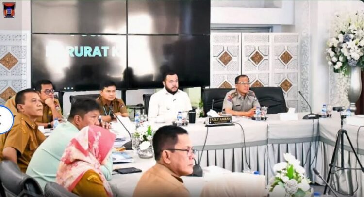 RAKOR PERCEPATAN VALIDASI DATA— Wali Kota Padang, Fadly Amran menghadiri rakor percepatan validasi pendataan kerusakan pascabencana yang dipimpin langsung oleh Menteri Dalam Negeri (Mendagri), Muhammad Tito Karnavian, secara daring di Kediaman Resmi Wali Kota Padang, Selasa (6/1).