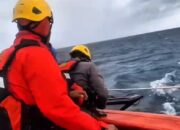 Longboat Mati Mesin di Tengah Laut, 3 WNA Dievakuasi Tim SAR Gabungan
