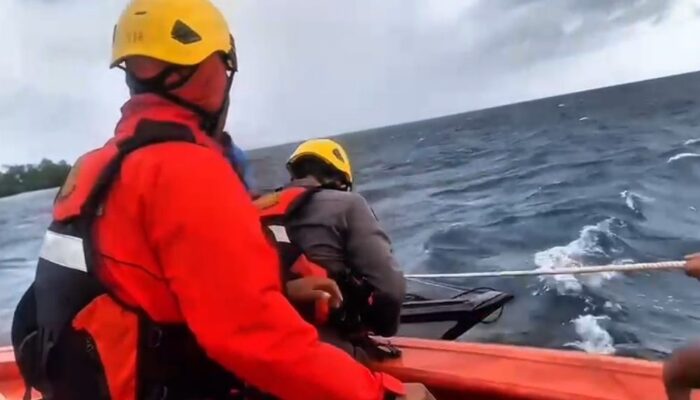 Longboat Mati Mesin di Tengah Laut, 3 WNA Dievakuasi Tim SAR Gabungan