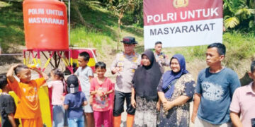 Atasi Kriris Air Pascabencana, Polda Sumbar Bangun 40 Titik Sumur Bor di Agam 9 SUMUR BOR— Kapolda Sumbar Irjen Pol Gatot Tri Suryanta menyerahkan sumur bor yang sudah dibangun oleh jajarannya kepada masyarakat di Kabupaten Agam.