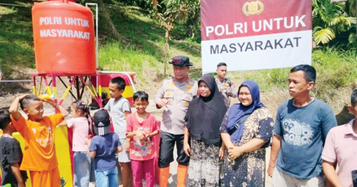 Atasi Kriris Air Pascabencana, Polda Sumbar Bangun 40 Titik Sumur Bor di Agam 1 SUMUR BOR— Kapolda Sumbar Irjen Pol Gatot Tri Suryanta menyerahkan sumur bor yang sudah dibangun oleh jajarannya kepada masyarakat di Kabupaten Agam.