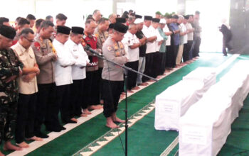 Kapolda Sumbar Pimpin Shalat dan Pemakaman Korban Galodo Palembayan