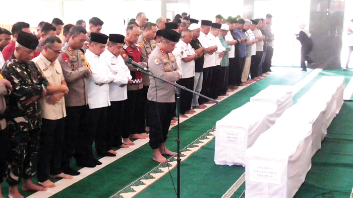 Kapolda Sumbar Pimpin Shalat dan Pemakaman Korban Galodo Palembayan