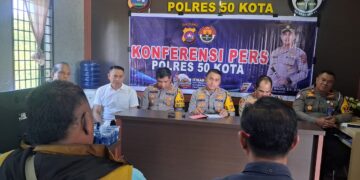 Angka Kejahatan Meningkat, Kapolres Ajak Semua Pihak Tingkatkan Kepedulian 9 CATATAN AKHIR TAHUN— Kapolres 50 Kota, AKBP. Syaiful Wachid didampingi sejumlah PJU memberikan keterangan pers Catatan Akhir Tahun 2025, di Mapolres 50 Kota.