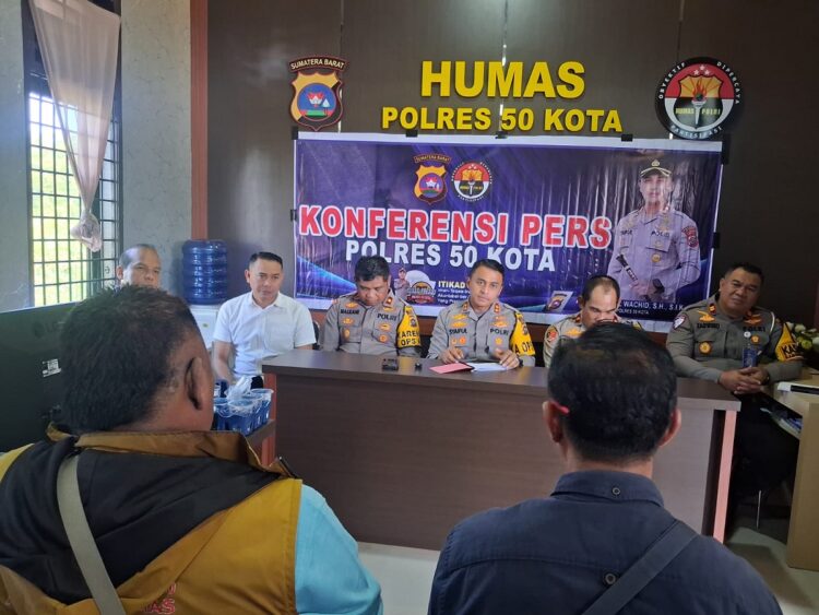 Angka Kejahatan Meningkat, Kapolres Ajak Semua Pihak Tingkatkan Kepedulian 1 CATATAN AKHIR TAHUN— Kapolres 50 Kota, AKBP. Syaiful Wachid didampingi sejumlah PJU memberikan keterangan pers Catatan Akhir Tahun 2025, di Mapolres 50 Kota.