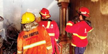 Rumah Milik Dul Asri Ludes Terbakar, Kerugian Capai Rp 500 Juta 9 KEBAKARAN— Petugas Damkar melakukan penyemprotan air untuk memadamkan api yang membakar ruamah di Padang Besi, Kecamatan Lubuk Kilangan, Kota Padang.