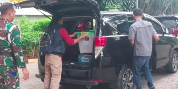 PENGGELEDAHAN-Penyidik Jaksa Agung Muda Tinda Pidana Khusus (JAMPidsus) Kejaksaaan Agung (Kejagung) membawa barang bukti hasil penggeledahan di Kantor Kemenhut.