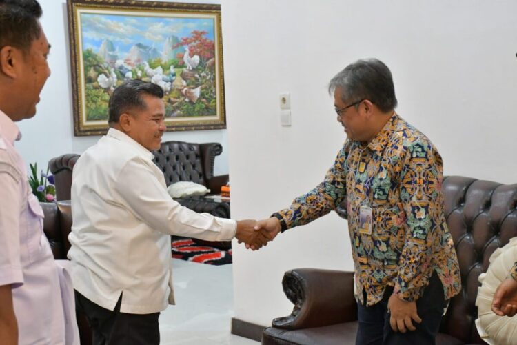 KUNJUNGAN— Bupati Agam, Ir. H. Benni Warlis, M.M., Dt. Tan Batuah, menerima kunjungan Direktorat Jenderal Prasarana Strategis (DJPS) Kementerian Pekerjaan Umum dan Perumahan Rakyat (PUPR) di Rumah Dinas Bupati Agam, Rabu (31/12). Rombongan tersebut dipimpin oleh Direktur Kepatuhan Intern DJPS, Ir. Agung Hari Prabowo, M.T.