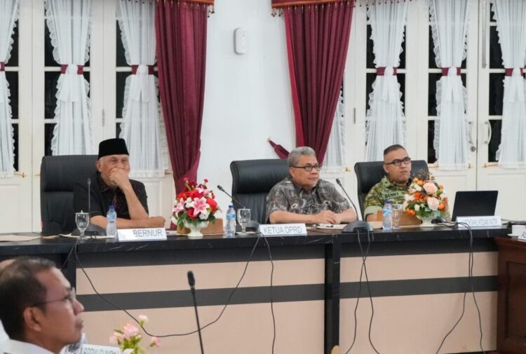 FGD FORKOPIMDA—Ketua DPRD Sumbar, Muhidi menghadiri FGD Forkopimda terkait percepatan pemulihan wilayah pascabencana hidrometeorologi.