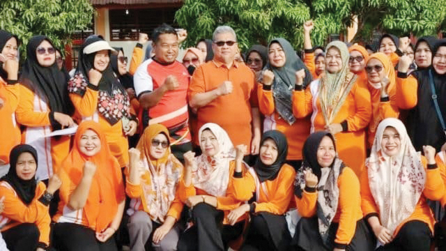 SILATURAHMI—Ketua DPRD Provinsi Sumatra Barat (Sumbar) Muhidi berfoto bersama Kelompok Senam Wanita Limau Manis, Kecamatan Pauh, Minggu (4 /1).