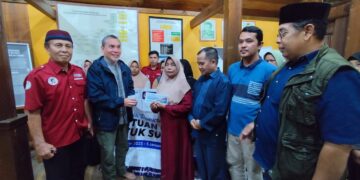 Korban Bencana di Limapuluh Kota Terima Bantuan dari Malaysia 9 TERIMA BANTUAN— Korban bencana alam di Limapuluh Kota menerima bantuan dari warga Malaysia, di Museum Tan Malaka Jorong Kampuang Patai Nagari Pandam Gadang Kecamatan Gunuang Omeh, Jumat (3/1) lalu.