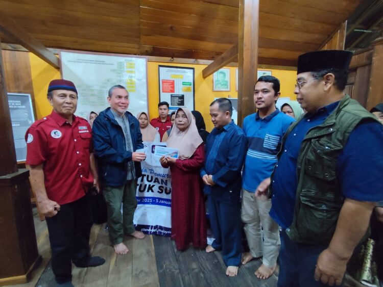 Korban Bencana di Limapuluh Kota Terima Bantuan dari Malaysia 1 TERIMA BANTUAN— Korban bencana alam di Limapuluh Kota menerima bantuan dari warga Malaysia, di Museum Tan Malaka Jorong Kampuang Patai Nagari Pandam Gadang Kecamatan Gunuang Omeh, Jumat (3/1) lalu.