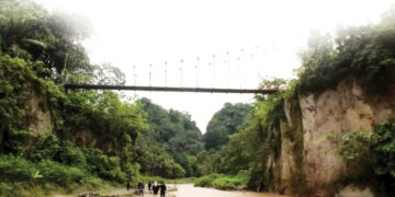 Cuaca Ekstrem Bikin Wisata Ngarai Sianok Sepi, Pelaku Wisata Harap Perhatian Pemerintah 9 DAMPAK BENCANA— Cuaca ekstrem disertai bencana hidrometeorologi yang melanda sejumlah wilayah di Sumatera Barat turut berdampak pada sektor pariwisata. Salah satu kawasan yang merasakan imbas cukup besar adalah objek wisata Ngarai Sianok di Kota Bukittinggi.