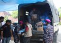 DISTRIBUSIKAN SEMBAKO— Tim Satgas Gulbencal Kodaeral II yang berkedudukan di Posko Masjid Raya Maninjau, Nagari Kubu Baru, Kecamatan Tanjung Raya, Kabupaten Agam, melakukan distribusi bantuan di Agam.