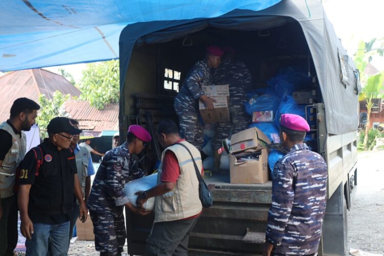 DISTRIBUSIKAN SEMBAKO— Tim Satgas Gulbencal Kodaeral II yang berkedudukan di Posko Masjid Raya Maninjau, Nagari Kubu Baru, Kecamatan Tanjung Raya, Kabupaten Agam, melakukan distribusi bantuan di Agam.