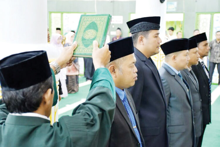 PENGAMBILAN SUMPAH— Pemkab Agam kembali melakukan penyegaran birokrasi dengan melantik dan mengambil sumpah JPTP. Pelantikan lima pejabat hasil seleksi terbuka tersebut, berlangsung di Masjid Agung Nurul Falah, Lubuk Basung, Jumat (2/1).