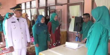 PELANTIKAN— Ketua Tim Penggerak PKK Kabupaten Pasaman Barat, Ny. Sifrowati Yulianto, saat melantik sekaligus memimpin serah terima jabat Ketua TP-PKK Kecamatan Sasak Ranah Pasisie.