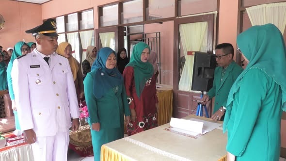 Ketua TP-PKK Pasbar Lantik Ketua TP-PKK Kecamatan Sasak Ranah Pasisie 1 PELANTIKAN— Ketua Tim Penggerak PKK Kabupaten Pasaman Barat, Ny. Sifrowati Yulianto, saat melantik sekaligus memimpin serah terima jabat Ketua TP-PKK Kecamatan Sasak Ranah Pasisie.