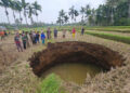 TONTONAN WARGA—  Meski sudah dipasang garis polisi, namun warga masih mendekati lubang besar yang menganga di areal persawahan awah di Jorong Tapi Nagari Situjuah Batuah (Kawasan Pombatan) Kecamatan Situjuah Limo Nagari, Kabupaten Limapuluh Kota,