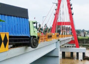 Tabrak Pagar Pembatas Jembatan, Truk Boks Nyaris Terjun ke Sungai Batanghari