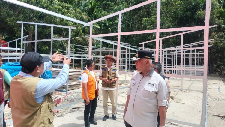Dorong Percepatan Pemulihan Warga Terdampak Bencana, Mahyeldi Tinjau Pembangunan Huntaradi Bayang Utara 1 PEMBANGUNAN HUNTARA— Gubernur Sumbar Mahyeldi Ansharullah, memantau pembangunan hunian sementara (huntara) bagi korban terdampak bencana hidrometeorologi di Kecamatan IV Nagari Bayang Utara, Kabupaten Pesisir Selatan, Kamis (1/1).