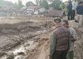 KERUSAKAN SUNGAI— Gubenur Sumbar Mahyeldi saat melakukan peninjauan ke sejumlah daerah aliran sungai yang terdampak banjir bandang di Kota Padang.