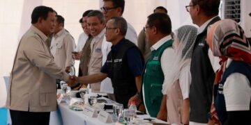 MENINJAU—Presiden RI Prabowo Subianto meninjau pembangunan Huntara di Kabupaten Aceh Tamiang, Provinsi Aceh.