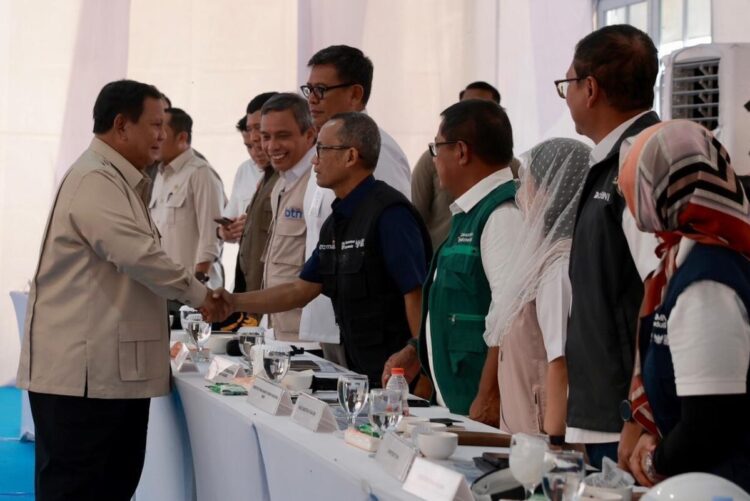 MENINJAU—Presiden RI Prabowo Subianto meninjau pembangunan Huntara di Kabupaten Aceh Tamiang, Provinsi Aceh.