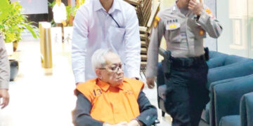 DITAHAN— Komisi Pemberantasan Korupsi (KPK) menahan mantan Direktur Pengolahan PT Pertamina (Persero) Chrisna Damayanto (CD) yang merupakan tersangka dalam kasus dugaan suap terkait pengadaan katalis di PT Pertamina 2012-2014.