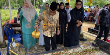 ZIARAH—Bupati Yulianto bersama Ketua TP PKK Pasbar Ny. Sifrowati Yulianto, memimpin kegiatan ziarah ke makam sejumlah tokoh daerah sebagai bentuk penghormatan atas jasa dan perjuangan mereka dalam membangun Pasaman Barat, Sabtu (3/1).